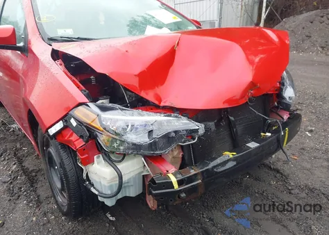 2017 Toyota Corolla Le z USA, uszkodzony, nr VIN 5YFBURHE9HP693783